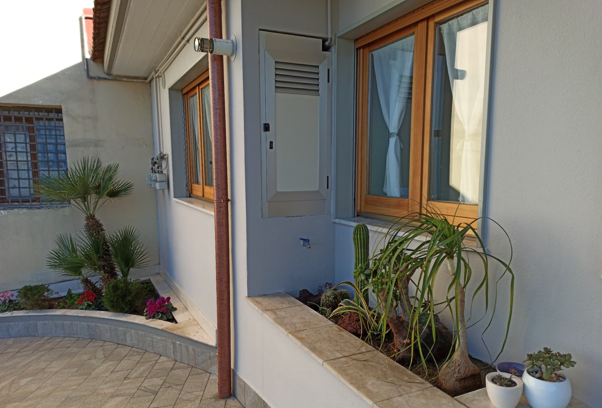 Esterno del laboratorio con giardino