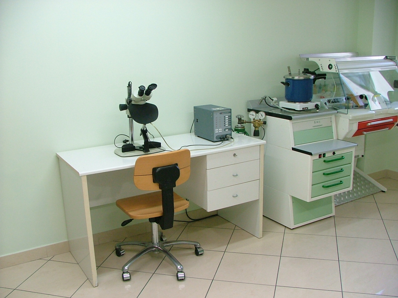 Postazione di controllo al microscopio